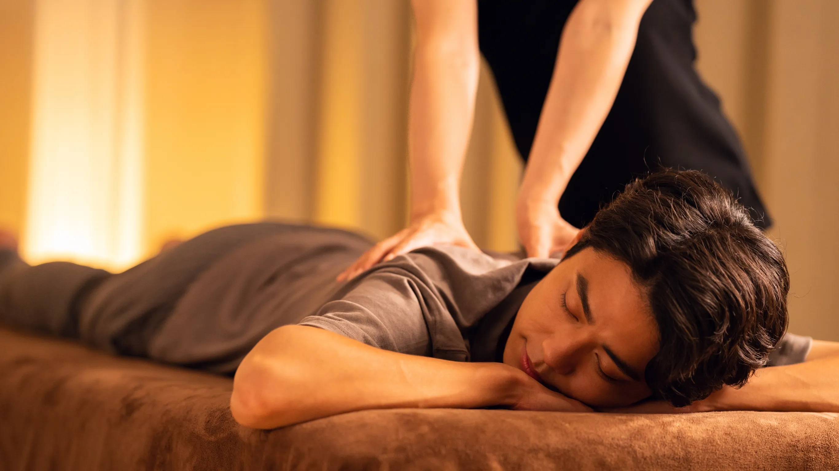 男性が施術を受ける写真