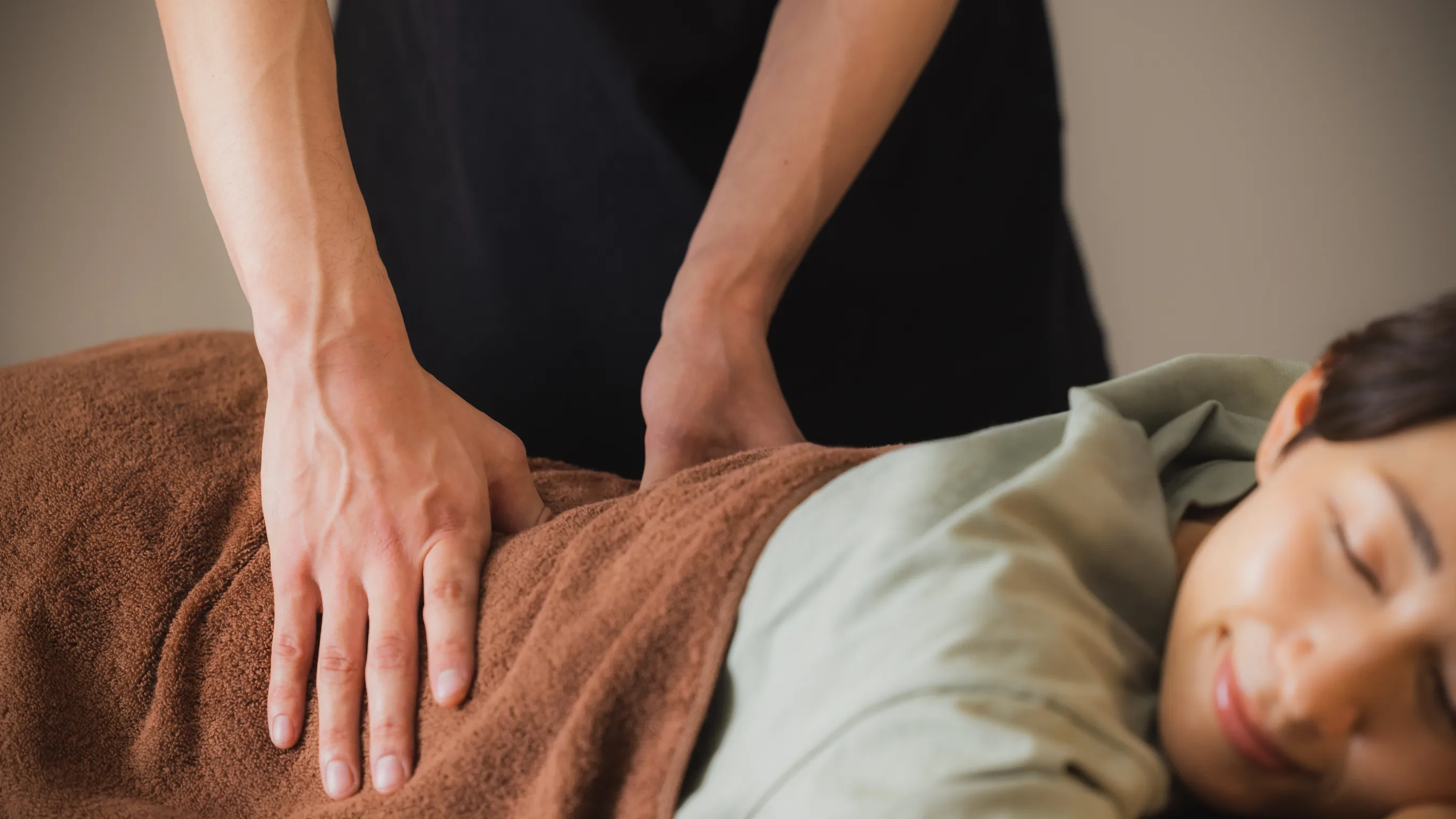 男性が施術を受ける写真